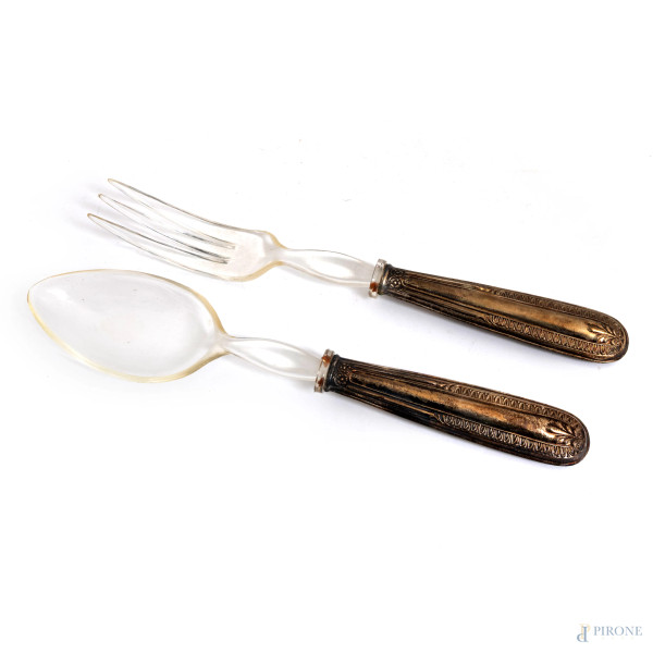Coppia di posate da portata con manico in lamina d'argento 800/000, XX secolo, lunghezza massima cm  23,5, (segni di usura)