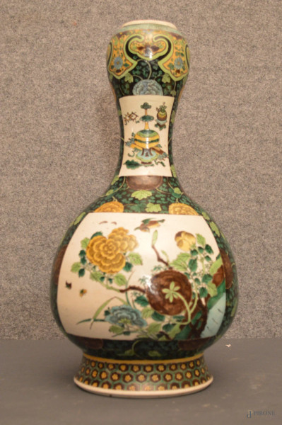 Vaso in porcellana a decoro di fiori e volatili, arte orientale h.43 cm.