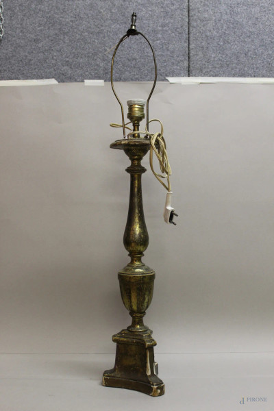 Basso candeliere da terra in legno intagliato e dorato, XIX sec, h. 60 cm.