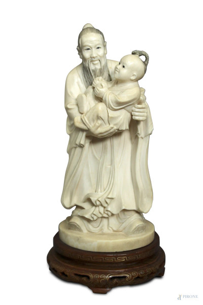 Figura reggente bambino, scultura in avorio, Cina XIX sec., H 17 cm.