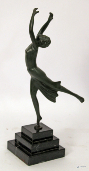 Danzatrice, scultura in bronzo brunito, base in marmo, h. cm 30.