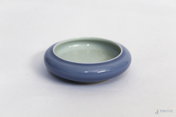 Piccola ciotola in porcellana blu marcata, Cina XX sec., diametro 8,8 cm e H 2,8 cm.
