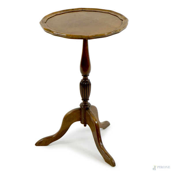 Tavolino in noce, XX secolo, piano di linea sagomata, gamba a balaustro poggiante su tre piedi mossi, cm h 55, diam. cm 33, (segni del tempo).