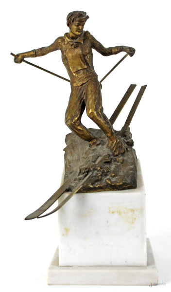 Sciatore, scultura in bronzo, altezza cm 23, base in marmo