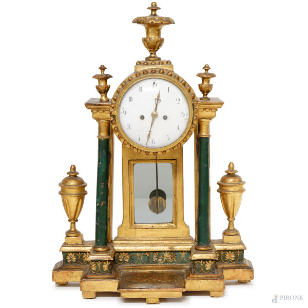 Orologio a tempietto in legno dorato e laccato, XIX secolo,  cm h 48x32,5x12, (meccanismo da revisionare, difetti)