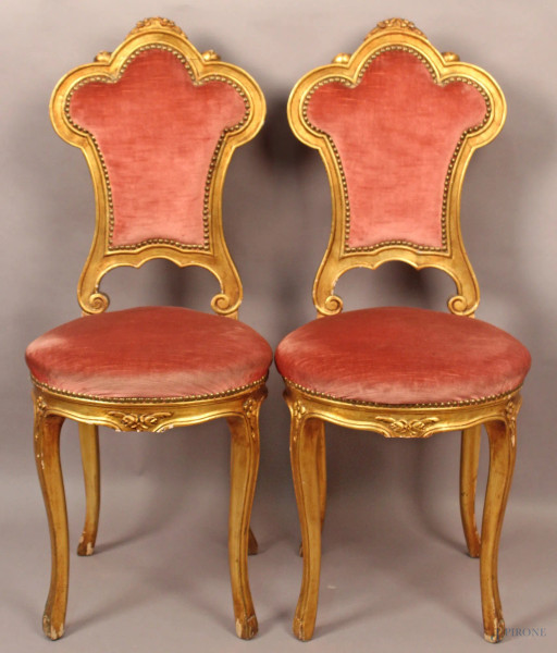 Coppia di sedioline in legno dorato con seduta e schienale in velluto rosa.