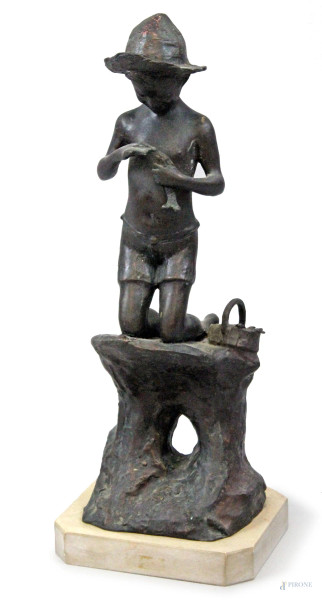 Il pescatorello, scultura in bronzo brunito, cm h 45, firmata, base in marmo