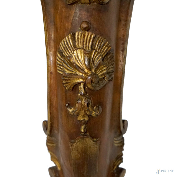 Tavolo in noce stile Luigi XV con piano rettangolare dal profilo centinato, fascia sottostante il...