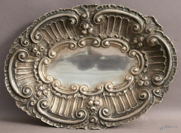 Alzata centrotavola di linea ovale in argento cesellato, cm 30 x 22, gr. 400.