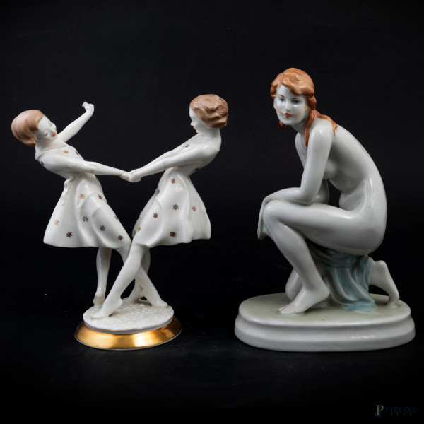 Lotto di una scultura in porcellana policroma raffigurante nudo femminile accovacciato e gruppo in porcellana policroma raffigurante gioco tra fanciulle, XX secolo, altezza massima cm 23,5, (segni di usura, sbeccature, mancanze, rotture)
