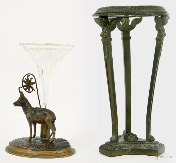 Lotto composto da un vaso in vetro con base in metallo brunito raffigurante capretta ed un'alzatina in bronzo, alt. max cm 24, XX secolo, (difetti).
