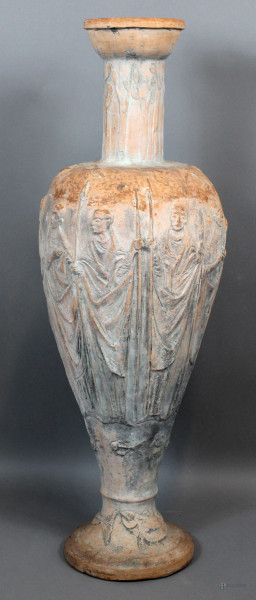 Grande vaso in terracotta, con decoro a rilievo raffigurante togati, altezza cm.105, (difetti).