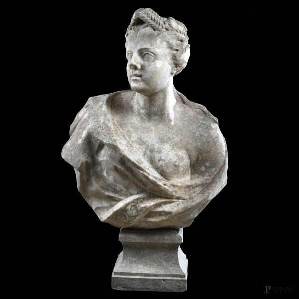 Busto femminile in marmo di Carrara con base in marmo removibile, XVIII secolo, altezza complessiva cm 88, (Segni di usura, scalfiture, restauri, difetti)