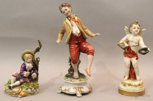 Lotto composto da tre porcellane Capodimonte, raffiguranti fanciulli e angioletto, altezza max cm 18