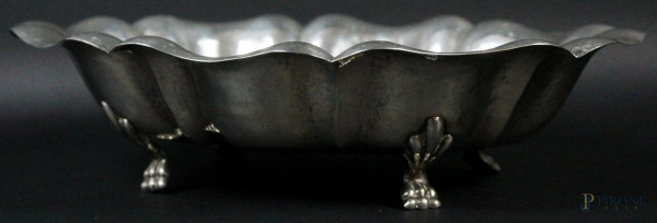 Centrotavola in argento di linea ovale centinata, poggiante su quattro piedi ferini, 8x31x24,5 cm, gr. 460