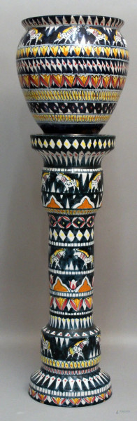 Colonna con vaso in maiolica policroma, marcata Vietri, H. max. 100 cm.