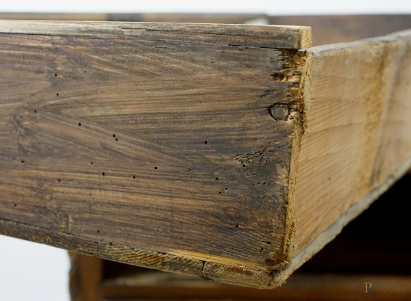 Comò in noce a tre cassetti con maniglie in bronzo cesellato raffiguranti urne, rifiniture e deco...