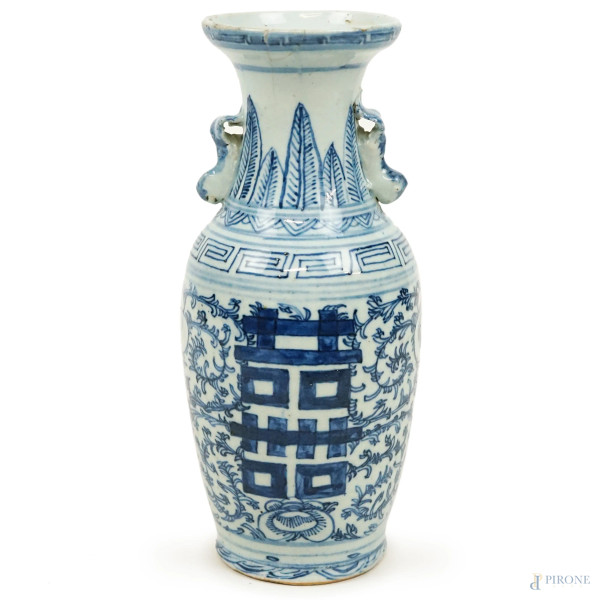 Vaso in porcellana bianco e blu, corpo e collo a decori geometrici e motivi floreali, Cina, XX secolo, cm h 24,  (difetti e restauri sull'orlo)