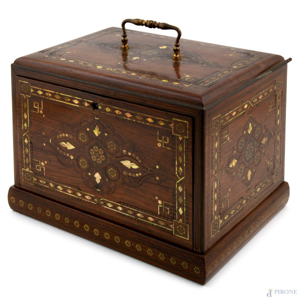 Scatola portagioie in legno impiallacciato e intarsiato in materiali vari con 7 cassettini, XX secolo, cm 20x25x19,5, (segni di usura, graffi, scalfiture)