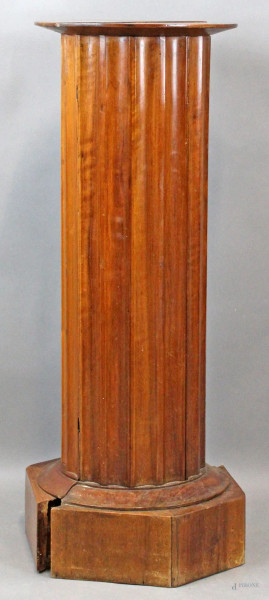 Coppia di comodini a mezzaluna in noce, altezza cm. 93x42x20, XIX secolo, (difetti e mancanze).