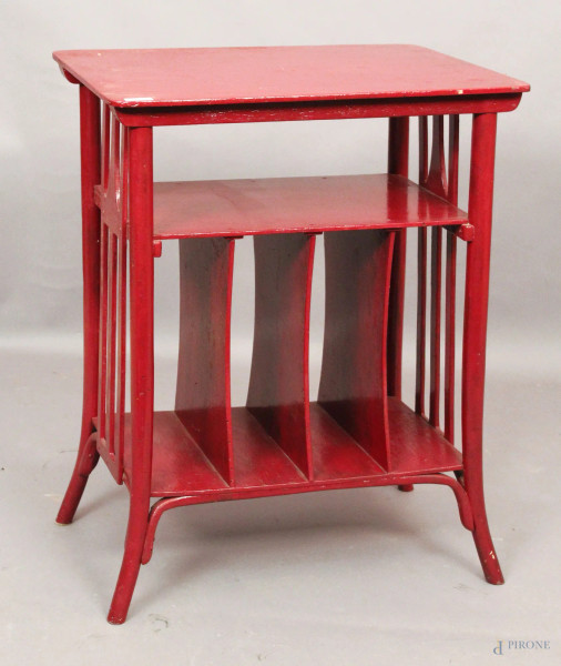 Tavolino porta dischi in legno laccato rosso, cm 76 x 60 x 40, primi &#39;900.
