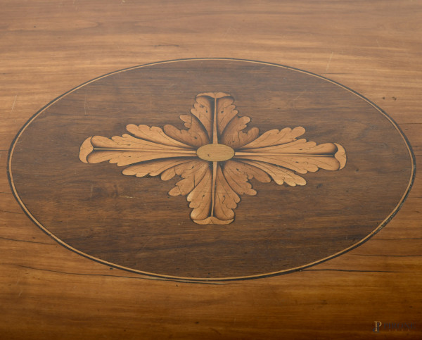 Cassettone Luigi XVI in noce a tre cassetti sul fronte, XX secolo, cm 93,5x117,5x57, (difetti)