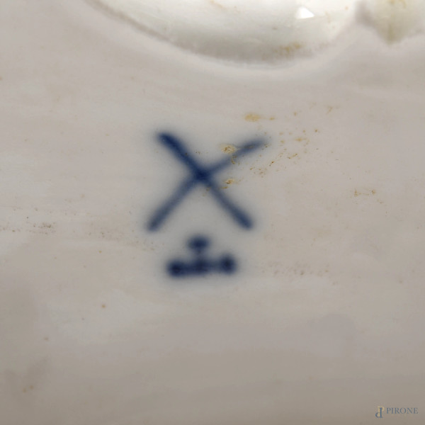 Vaso da frutta in porcellana policroma, Germania, Carl Thiene, XIX-XX secolo, marchio sotto la ba...