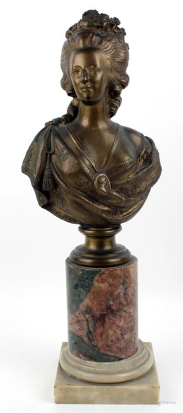 Maria Antonietta, mezzobusto in bronzo dorato, cm. 29, poggiante su colonna in vari marmi, XIX secolo.