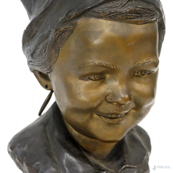 Ritratto di bambina, scultura in bronzo, con piedistallo in marmo, a firma De Martino, altezza cm...