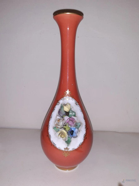 Vasetto in porcellana con fiori a rilievo, H 22 cm
