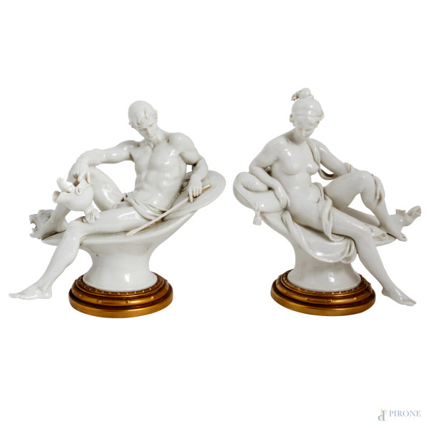 Coppia di sculture in porcellana bianco e oro firmate 