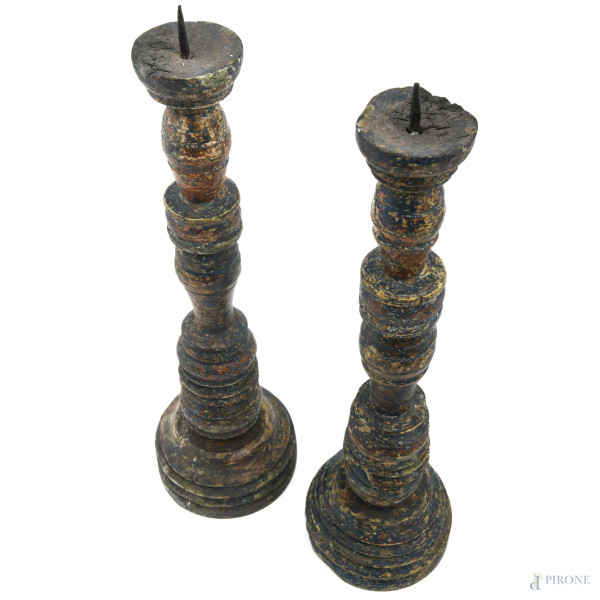 Coppia di portaceri in legno dipinto, XVI-XVII secolo, misure massime altezza cm 42 , (segni di u...