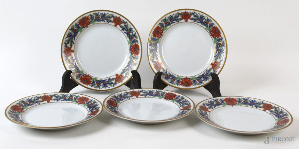 Cinque piattini in porcellana Tiffany&Co.- Limoges, tesa a decoro floreale, diam. cm 15,5.