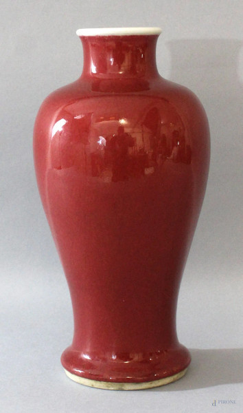 Vaso in porcellana color sangue di bue, altezza 23,5 cm, Cina primi &#39;900.