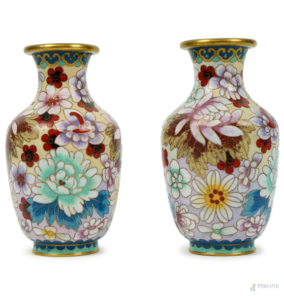 Coppia di piccoli vasi cloisonné, Cina, XX secolo, decori floreali a smalti policromi, cm h 13