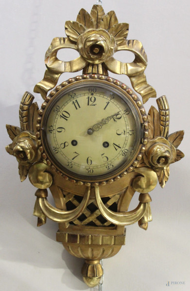 Orologio da muro in legno intagliato e dorato, fine XIX secolo, cm h 58, (meccanismo da revisionare).