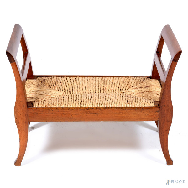 Poggiapiedi in legno e vimini, XX secolo, cm 34x45x27, (segni di usura, scalfiture, difetti, piano in vimini removibile)