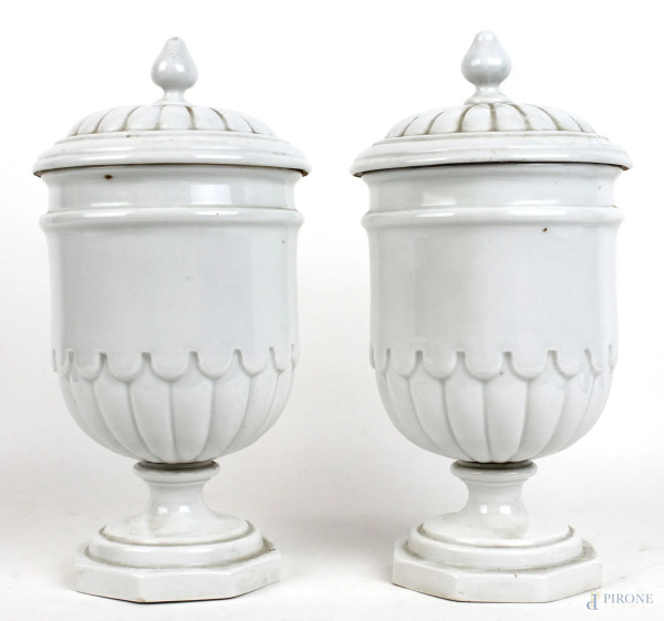 Coppia di potiche in ceramica bianca, alt. cm 25, XX secolo, (difetti)