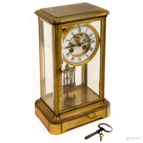 Pendola da tavolo con quadrante a smalto con numeri romani entro teca in vetro e metallo dorato, ...
