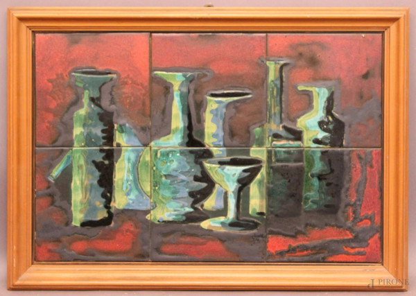 Bottiglie e vasellame, dipinto su mattonella, 60x40 cm, entro cornice.