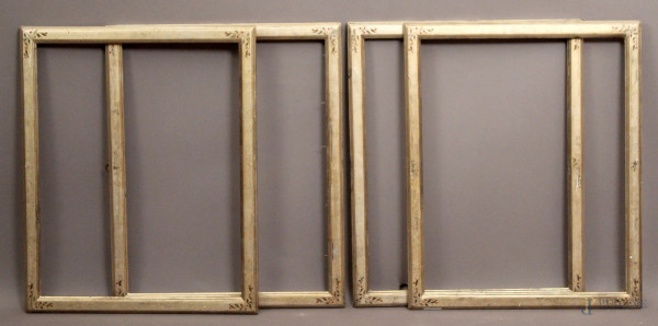 Lotto composto da quattro cornici in legno argentate a mecca, ingombro cm 50x60, specchio cm 54,5x43.