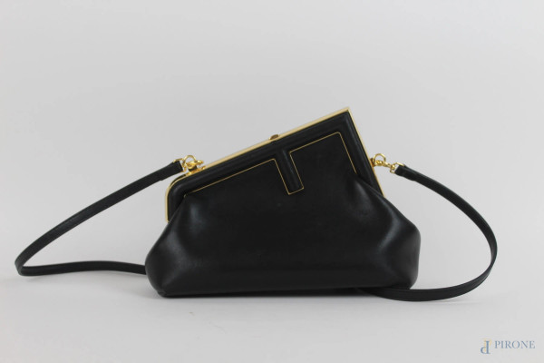 Fendi, borsa First Small, realizzata in pelle nera, finiture in metallo dorato, cm 18x26x9,5, (difetti alla tracolla, piccoli graffi)