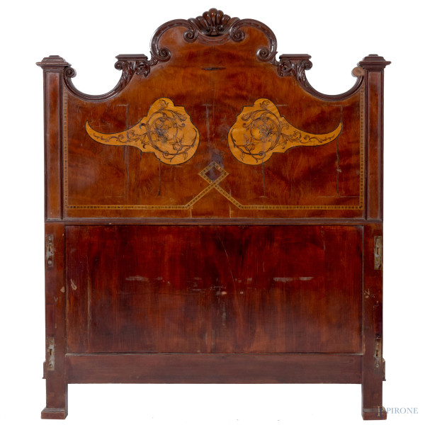 Coppia di giroletto singolo in noce impiallacciati e intasiati in varie essenze, XX secolo, testi...