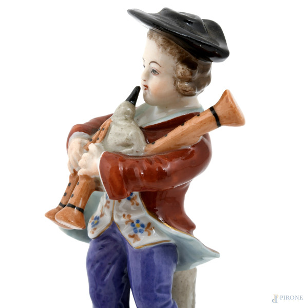 Lotto di quattro statuine in porcellana Capodimonte raffiguranti musicanti, altezza massima cm 11