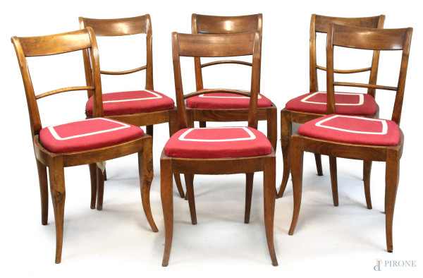Lotto di sei sedie in noce, schienali a giorno, sedute in stoffa rossa, XIX secolo, cm h 86, (segni del tempo).