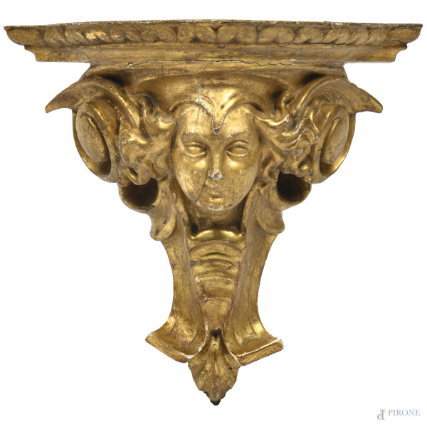 Mensola in legno dorato e intagliato con volto a rilievo,  XIX-XX secolo, cm 32x34x16,5, (segni di usura, fessurazioni, cadute di doratura, scalfiture, restauri, difetti)