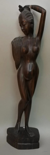Nudo di donna, scultura in palissandro intagliato, h. 65 cm.