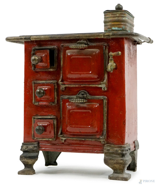 Modellino di cucinetta vintage in ferro smaltato rosso e rame, cm h 40x40x25, (difetti).