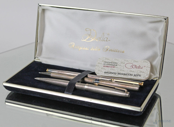 Lotto di tre penne in argento: Delta Stilografica, Parker biro, Aurora biro, (difetti).