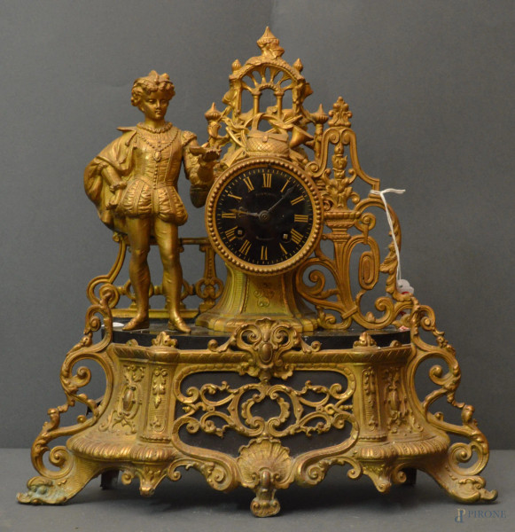 Orologio dell’800 francese in bronzo cesellato e dorato sormontato da figura, h. 40x39 cm.